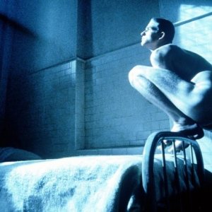 Matthew Modine in una scena di Birdy, le ali della libertà