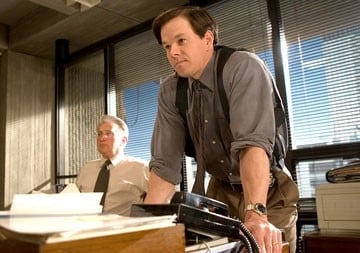 Mark Wahlberg e Martin Sheen in una scena di The Departed