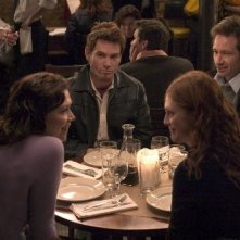 Julianne Moore, Maggie Gyllenhaal, David Duchovny e Billy Crudup in una scena del film film Uomini & donne - Tutti dovrebbero venire... almeno una volta