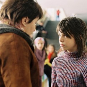 Luna Mijovic e Mirjana Karanovic in una scena di Grbavica