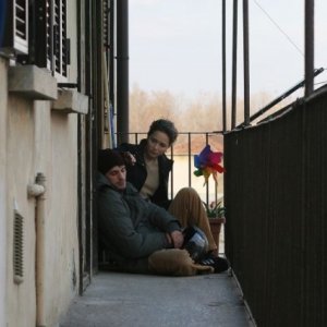 Fabio Ghidoni con Valeria Golino in una scena del film A casa nostra