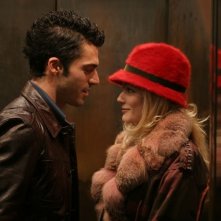 Laura Chiatti insieme a Luca Argentero in una scena del film A casa nostra