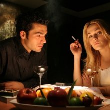 Laura Chiatti e Luca Argentero in una scena del film A casa nostra