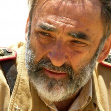 Alessandro Haber in una scena del film Le rose del deserto