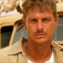 Giorgio Pasotti in una scena del film Le rose del deserto