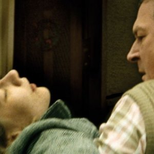 Sandra Hüller e Burghart Klaußner in una scena del film Requiem