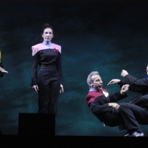 Silvana Fallisi, Aldo, Giovanni e Giacomo in una scena di Anplagghed al cinema