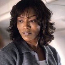 Angela Bassett in una scena del film L'ultima porta