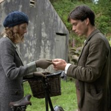 Cillian Murphy e Orla Fitzgerald in una scena del film Il vento che accarezza l'erba