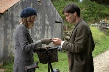 Cillian Murphy e Orla Fitzgerald in una scena del film Il vento che accarezza l'erba