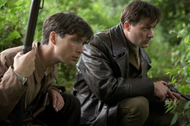 Cillian Murphy e Padraic Delaney in una scena del film Il vento che accarezza l'erba