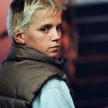 Harry Eden in una scena del film L'ultima porta