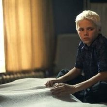 Harry Eden in una scena del film L'ultima porta