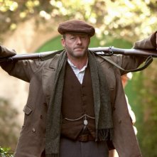 Liam Cunningham in una scena del film Il vento che accarezza l'erba