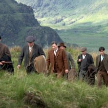 Una scena del film Il vento che accarezza l'erba