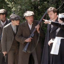 Una scena del film Il vento che accarezza l'erba