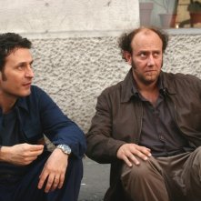 Ale e Franz in una scena della commedia Mi fido di te