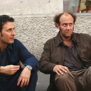 Ale e Franz in una scena della commedia Mi fido di te