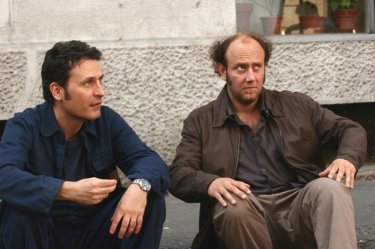 Ale e Franz in una scena della commedia Mi fido di te