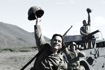 Jesse Bradford in una scena di Flags of Our Fathers di Clint Eastwood