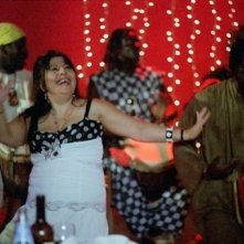 Una scatenata Annamaria Barbera in una scena del film Ma l'amore... sì