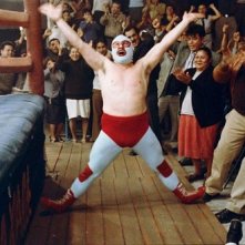 Jack Black si accinge a salire sul ring in una scena di Super Nacho