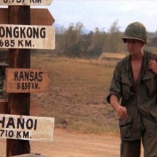 Charlie Sheen in una sequenza di Platoon