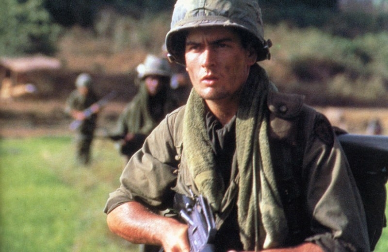 Charlie Sheen in una scena di Platoon
