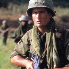 Charlie Sheen in una scena del film Platoon