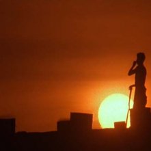 Charlie Sheen in una scena di Platoon