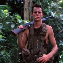 Kevin Dillon in una scena di Platoon