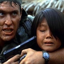 Tom Berenger in una scena drammatica di Platoon