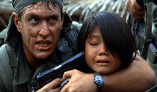 Tom Berenger in una scena drammatica di Platoon