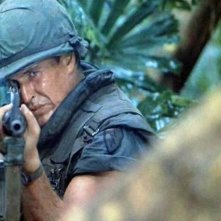 Tom Berenger in una sequenza di Platoon