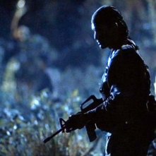 Tom Berenger in una scena di Platoon