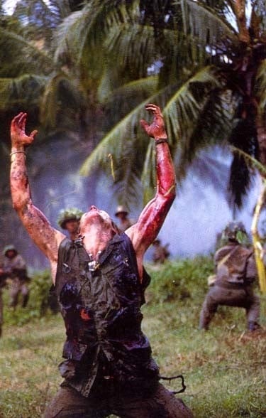 Una scena drammatica del film Platoon