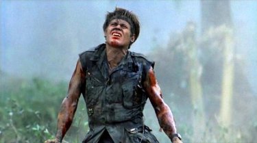 Willem Dafoe in una sequenza di Platoon