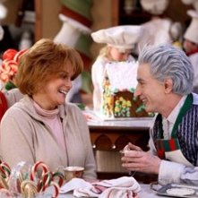 Ann-Margret e Martin Short in una scena di Santa Clause è nei guai