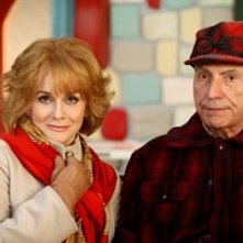 Ann-Margret ed Alan Arkin in una scena di Santa Clause è nei guai