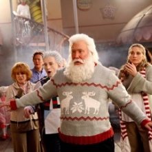 Ann-Margret, Judge Reinhold, Tim Allen, Martin Short ed Elizabeth Mitchell in una scena di Santa Clause è nei guai
