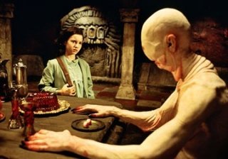 Doug Jones ed Ivana Baquero in una scena del film Il labirinto del fauno