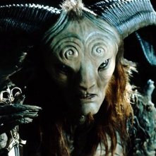 Doug Jones in una scena del film Il labirinto del fauno