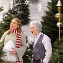 Elizabeth Mitchell e Martin Short in una scena di Santa Clause è nei guai