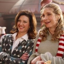 Elizabeth Mitchell e Wendy Crewson in una scena di Santa Clause è nei guai