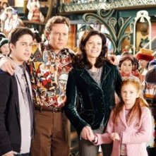 Eric Lloyd, Judge Reinhold, Wendy Crewson e Liliana Mumy in una scena di Santa Clause è nei guai