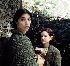 Ivana Baquero e Maribel Verdu in una scena del film Il labirinto del fauno