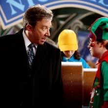 Tim Allen e Spencer Breslin in una scena di Santa Clause è nei guai