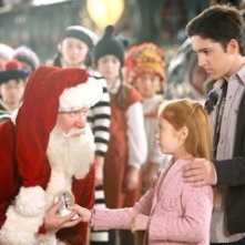 Tim Allen, Eric Lloyd e Liliana Mumy in una scena di Santa Clause è nei guai