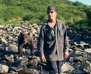 Timothy Treadwell in una scena del documentario Grizzly Man