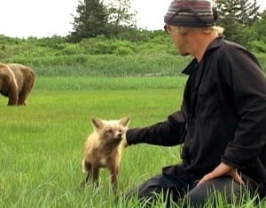 Timothy Treadwell in una scena del documentario naturalistico Grizzly Man